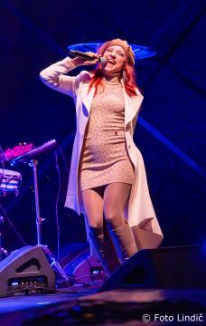 Temperamentna Tanja Žagar je razgrela kamniško publiko za najdaljšo noč v letu in silvestrovanje v centru Pravljičnega Kamnika (16)